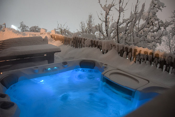 den Winter im urig warmen Whirlpool geniessen Chalets Apartments Wachterhof (©Foto: Wachterhof)
